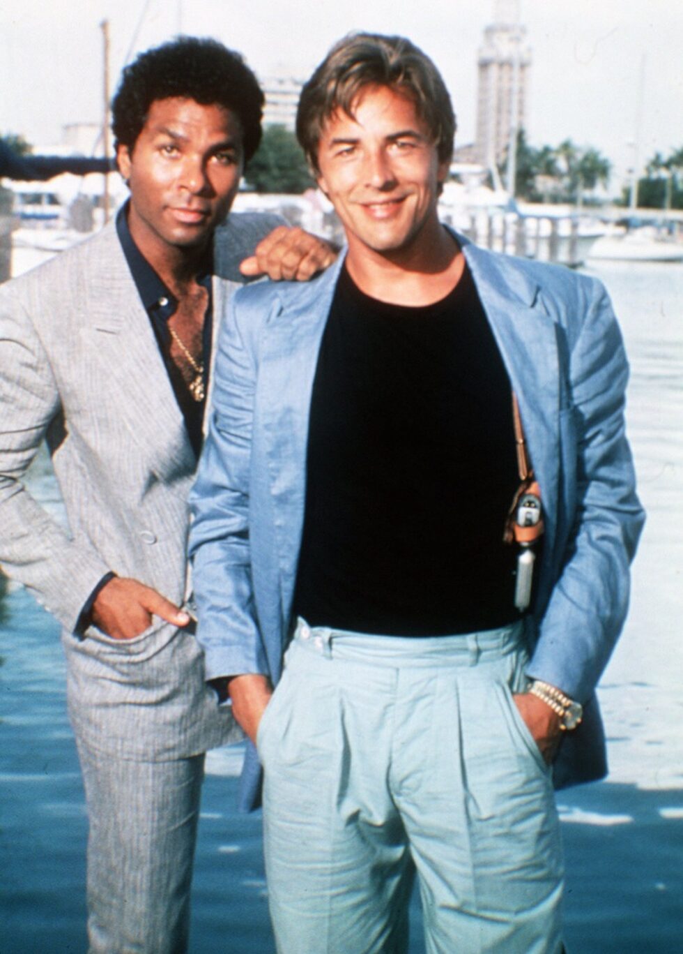 В края на 1960-те посещава университета на Канзас в град Лорънс. По това време той е член на рок групата "Хорсес". Член на групата е и бъдещия китарист на Грейтфул Дед - Боб Уиър.<br /><br />На снимката: Филип Майкъл Томас и Дон Джонсън в кадър от телевизионния сериал "Маями Вайс".