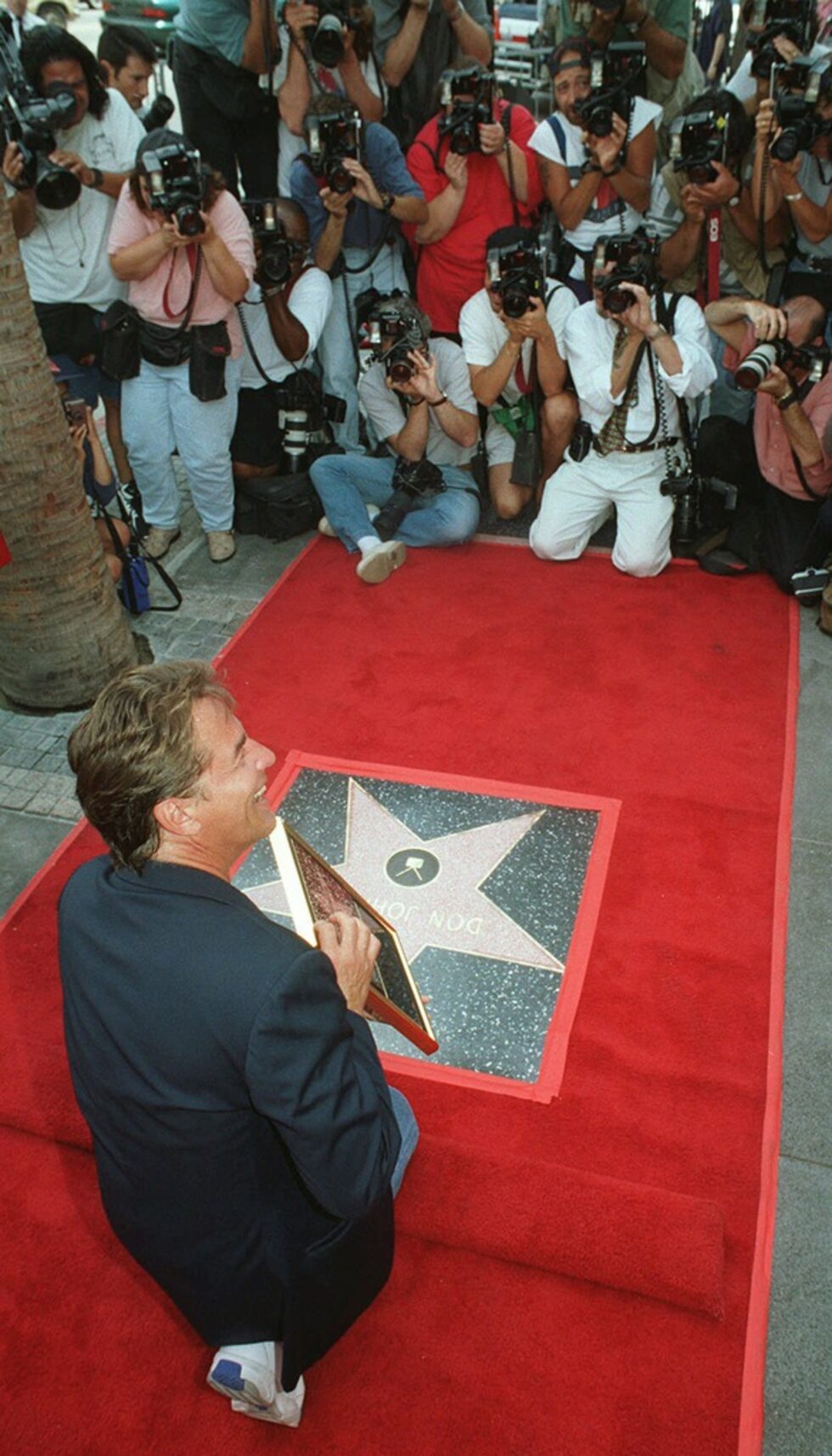 В периода 1981-1985 година Дон живее с Пати Д`Арбанвил, от която има син - Джеси Уейн Джонсън, роден през 1982 година.<br /><br />В края на 1980-те (1986-1988) Джонсън има връзка с Барбара Стрейзънд. Двамата правят песента "Till I Loved You", издадена като сингъл през 1988 година.<br /><br />От април 1999 година Дон Джонсън е женен за Кели Фледжър - бивша детска учителка. Двамата имат дъщеря - Атертън Грейс Джонсън, родена през 1999 година, и двама синове - Джаспър Джонсън, роден през 2002 година, и Дийкън Джонсън, роден през 2006 година.<br /><br />На снимката: Актьорът Дон Джонсън получава звезда на славата на 26 Юли, 1996.