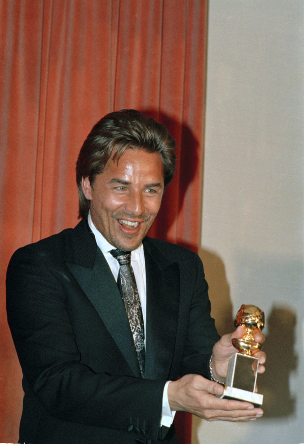 Двамата започват четиригодишна любовна афера, която приключва със сключването на брак през 1976 година, продължил по-малко от година.<br /><br />Повече от десетилетие по-късно, през 1989 година, те отново сключват брак, продължил до 1996 година. От тази връзка е дъщеря им - Дакота Джонсън, родена през 1989 година.<br /><br />На снимката: Актьорът Дон Джонсън получава наградата "<a href="http://bg.wikipedia.org/wiki/Златен_глобус" title="Златен глобус">Златен глобус</a>" за изпълнението си в "Маями Вайс", 25 Януари 1986.