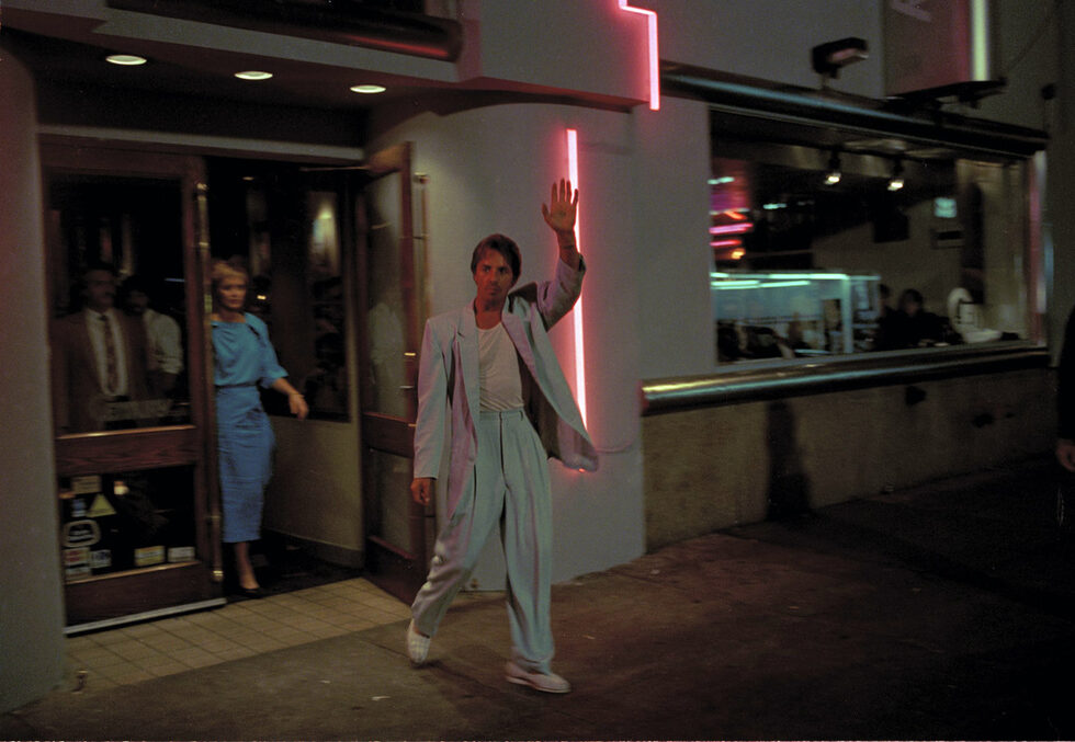 Той е с английски произход. Баща му е фермер, а майка му козметичка. Когато е 6-годишен, семейството му се мести в <a href="http://bg.wikipedia.org/wiki/Уичита" title="Уичита">Уичита</a>, <a href="http://bg.wikipedia.org/wiki/Канзас" title="Канзас">Канзас</a>. През 1967 година Джонсон завършва гимназия в Уичита. <br /><br />На снимката: Дон Джонсън в сцена от филма "Маями Вайс" в Ню Йорк, 18 юли 1985.