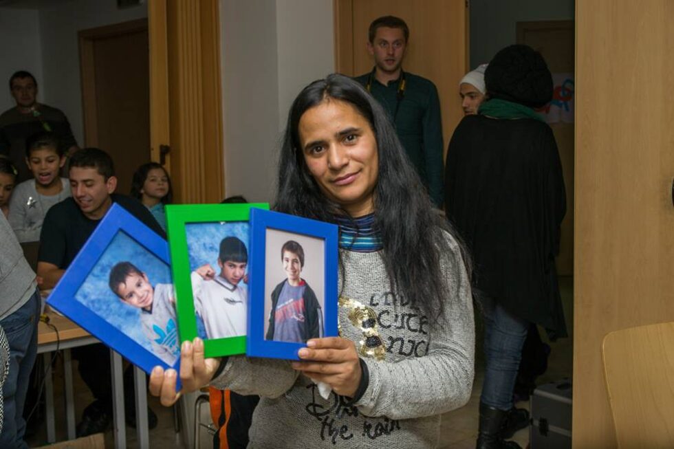 "Прическата и гримът играят важна роля в типичното Help-Portrait събитие. Нещо, което за обикновения човек може да е ежедневие, за една самотна майка с три деца може да е само мечта - например да отиде на фризьор", разказва едно от основните лица зад Help-Portrait Bulgaria Ники Спиров.<br />
<br />
