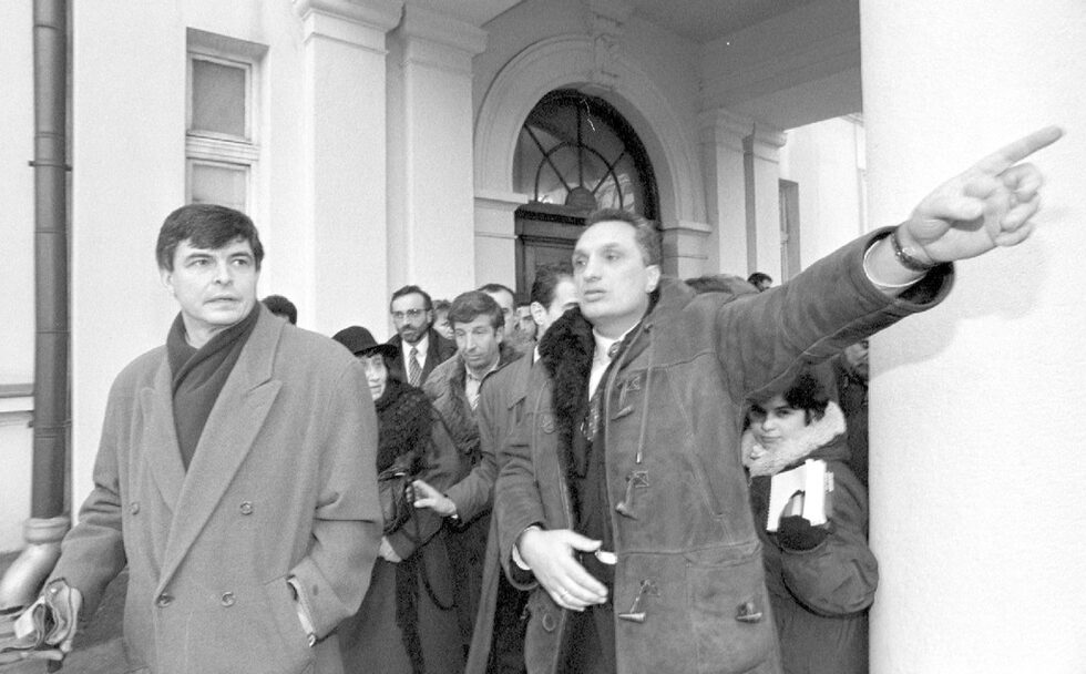 Със Стефан Софиянски, по онова време втори мандат кмет на София и едно от най-популярните лица в СДС.<br /><br />Години по-късно между двамата настъпи разрив, който се запомни с фразата на Костов, че гласува за поредния мандат на Софиянски "с отвращение".<br /><br />Бившият кмет пък създаде своя партия - Съюз на свободните демократи, отцепвайки членове на СДС. Същото направи и Евгений Бакърджиев с неговия Съюз "Радикали". През 2004г. самият Костов напусна СДС, разцепи парламентарната група и създаде нова формация - "Демократи за силна България" (ДСБ).