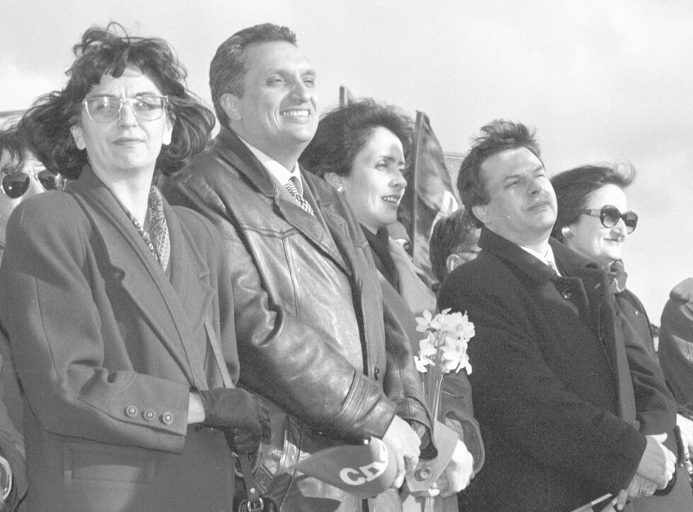 Годината е 1997-ма: Костов, заедно с Екатерина Михайлова (първата вляво) - по това време председател на парламентарната група на ОДС, Надежда Михайлова (сега Нейнски) - външен министър, вицепремиерът Евгений Бакърджиев (останал в историята с мъчителното събаряне на мавзолея на Георги Димитров) и Анастасия Мозер - лидер на БЗНС - НС.