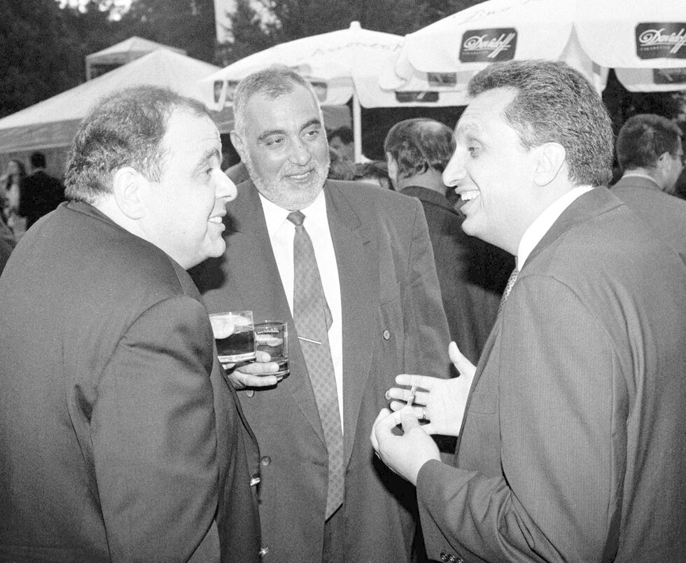 Костов като премиер в компанията на Красимир Стойчев - един от основателите на бизнес сдружението Г-13 (вляво) и Юлий Москов (по това време главен редактор на вестник "Стандарт". <br /><br />