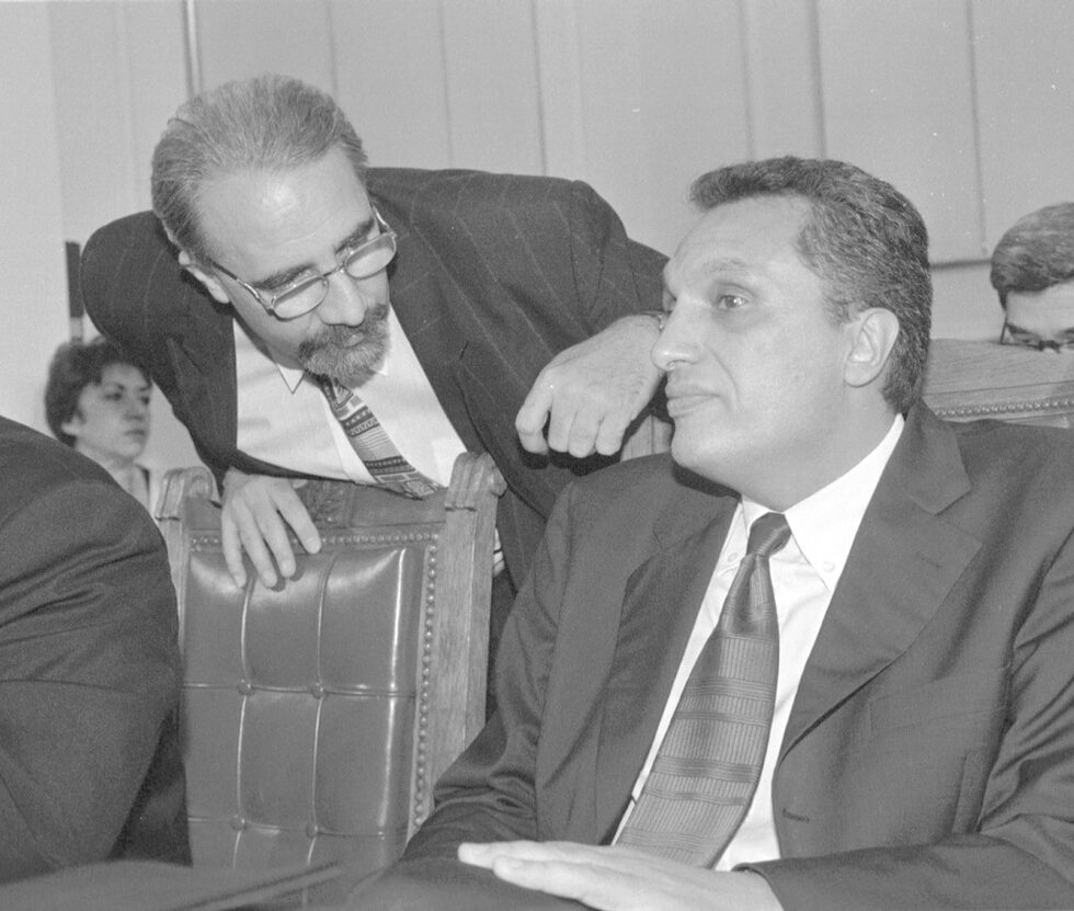 С финансовия министър Муравей Радев. През 1999г. кабинетът обяви деноминация на лева, който се беше обезценил през кризата от 1996 - 1997г.