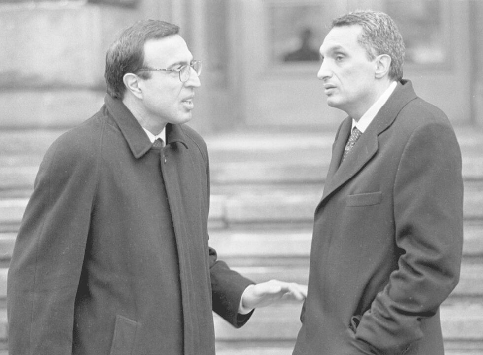 През 1999г. разривът стигна до там, че в коментар за подозренията за корупция сред министрите Стоянов произнесе в ефир фразата "Иване, кажи си, те ще те разберат"