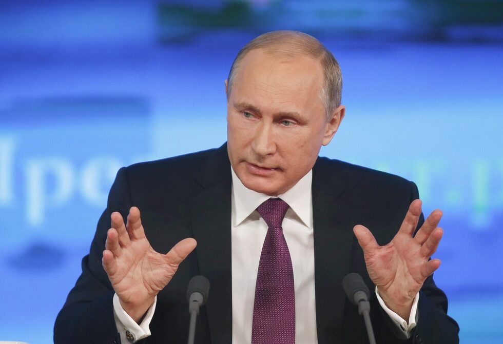 Путин призна, че следващите две години ще са тежки за руската икономика но посочи, че управляващите ще вземат всички необходими мерки, за да бъдат намалени до минимум последствията за бизнеса и гражданите и съхранени социалните програми и увеличенията на пенсии и заплати.