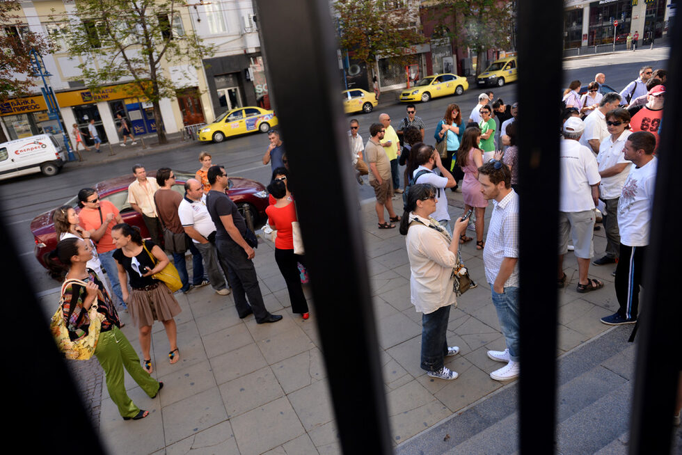 <a href="http://www.dnevnik.bg/bulgaria/2014/08/21/2365170_jurnalisti_protestiraha_sreshtu_prokuraturata_za_vtori/">За втори път в мандата на главния прокурор Сотир Цацаров пред Съдебната палата се събраха журналисти и граждани</a>. Повод за акцията, организирана във "Фейсбук", беше призоваването на двама редактори от вестник "Капитал" в СДВР. Сигналът беше подаден от изпълнителния директор на свързаната с Делян Пеевски фирма "Водстрой 98" Момчил Борисов, според който публикацията във вестник "Капитал" от 27 юни <a href="http://www.capital.bg/biznes/finansi/2014/06/27/2332732_panikata_e_po-goliama_ot_problema/" target="_blank">"Паниката е по-голяма от проблема"</a>… всява паника.
