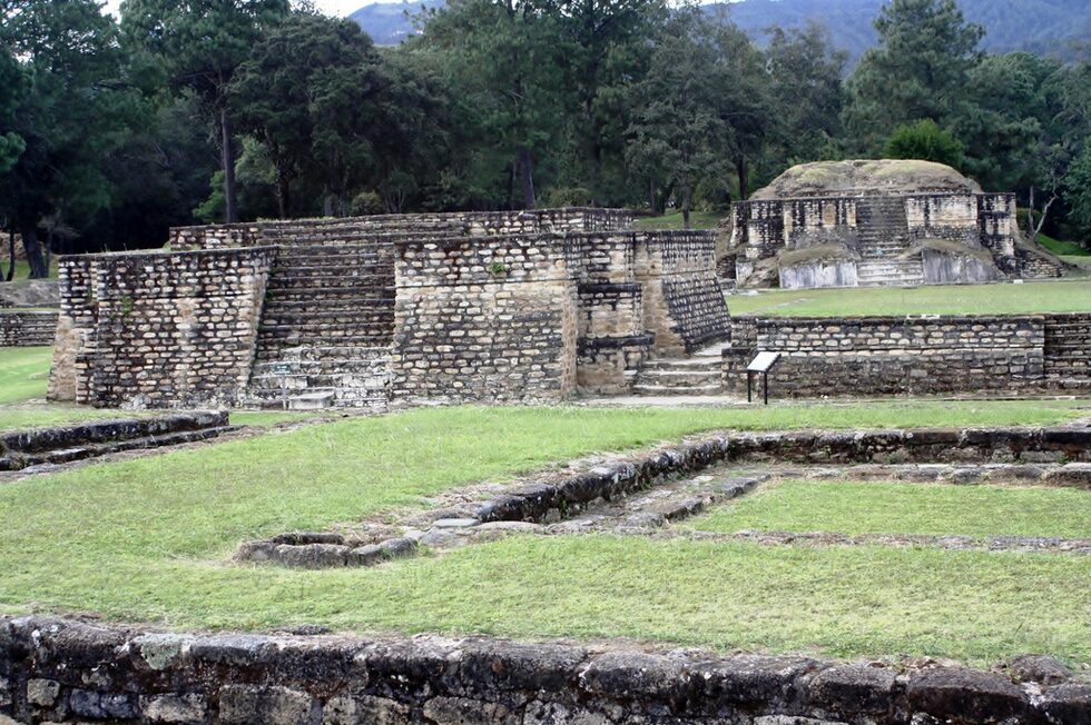 Ишимче (Iximche) е била столица на маите Качикел през периода 1470-1524 г. През първите години градът процъфтява, но е опожарен през 1514 г. През 1519-1520 г. бушува и страшна епидемия, която убива много от жителите, а оцелелите от епидемията го напускат завинаги. С така отслабени сили, маите Качикел посрещат радушно испанските завоеватели, предвождани от Педро де Алварадо. Испанците пристигат през април 1524 г. и дава началото на бъдещото Генерално капитанство с първа столица Ишимче, преименуван от тях на Santiago de los Caballeros de Guatemala. 

На снимката: Останки от древния град на маите Ишимче.