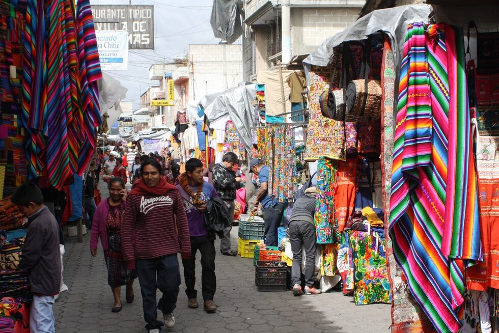 Чичикастенанго (Chichicastenango), наричан от местните накратко Чичи, е старата столица на племето маи Киче. Всеки четвъртък и неделя в града се организира най-големият в страната пазар, на който както местни, така и жители на съседните градчета носят и излагат свои продукти и показват религиозните си церемонии.