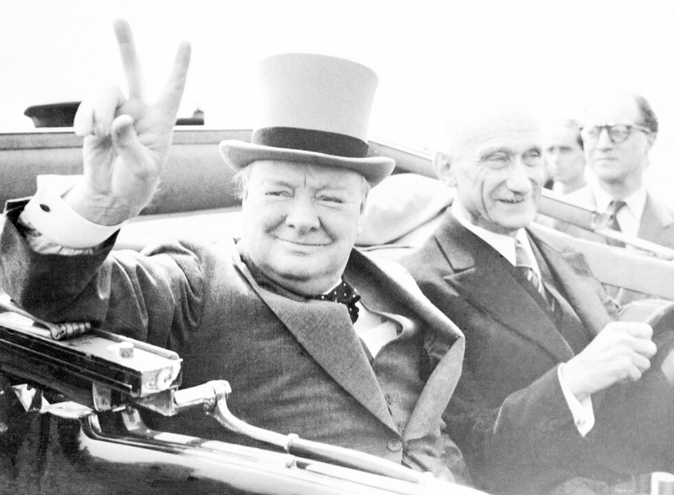 Той е и радетел за обединението на Стария континент. През 1951 г. отново става министър-председател, до пенсионирането си през 1955.<br /><br />Бившият британски премиер Уинстън Чърчил в град Мец, Франция, на 14 юли 1946 г., с него е Робер Шуман, френският министър на финансите и един от "бащите на обединена Европа".