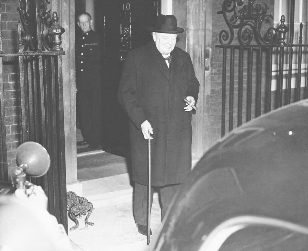 След парламентарните избори през октомври 1951 Чърчил отново става министър-председател до оставката си през април 1955. Уинстън Чърчил, излиза от "Даунинг стрийт" No.10 след края на първото заседание на новия кабинет на 30 октомври 1951г.