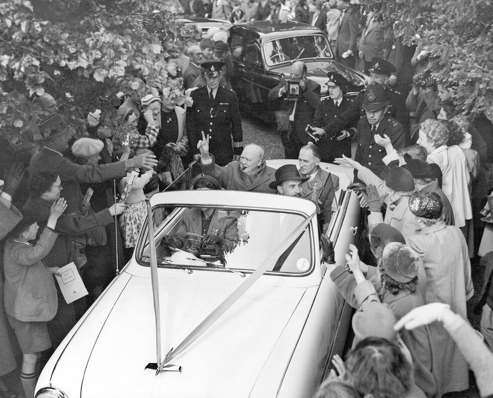 През юни 1953 Чърчил получава инсулт в резиденцията на министър-председателя, който е вторият му след 1949 г, (тогава го получава по време на почивка във Франция). Новините за здравословното му състояние се пазят в тайна, но като усеща, че се влошава както физически, така и умствено, през 1955г. той сам подава оставка и е наследен на поста от Антъни Идън. Получава още един слаб инсулт през декември 1956.<br /><br />Сър Уинстън Чърчил в навечерието на предизборна обиколка на 25-ти май 1955 г.