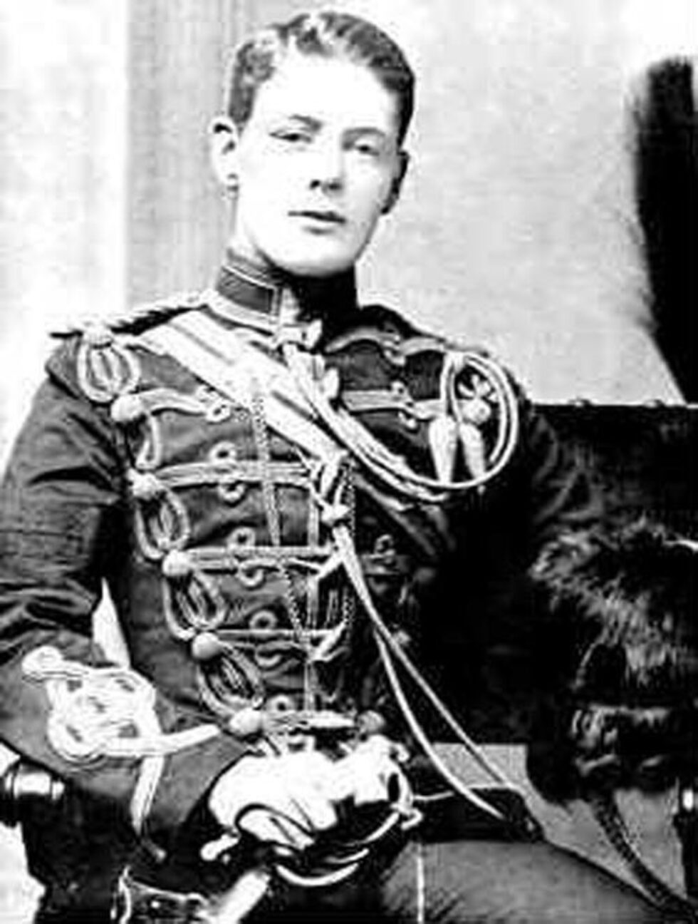 Член на <a href="http://bg.wikipedia.org/wiki/Английски_парламент" title="Английски парламент">Парламента</a> в продължение на 64 години, той служи в 13 правителства и два пъти е министър-председател (1940-1945 и 1951-1955).<br /><br />Като млад офицер той участва в боеве в Британска Индия, Судан и Втората англо-бурска война. Спечелва си слава като военен кореспондент и писател.<br /><br />На снимката: Чърчил във военна униформа през 1895
