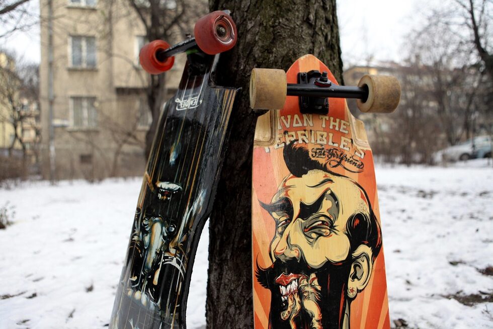 Рисунките върху дъските за четирите модела на Temper Boards в началото са дело на Стефан Чинов. По-късно се включват със свой дизайн артистите от Trash Lovers и те поставят началото на сътрудничество на марката лонгборди с различни артисти. Някои са нарисувани направо върху дъската от същите тези художници по идея на купувача. Кои ще са следващите нови артисти Tempers ще обявят на рождения си ден през март месец.<br />
 