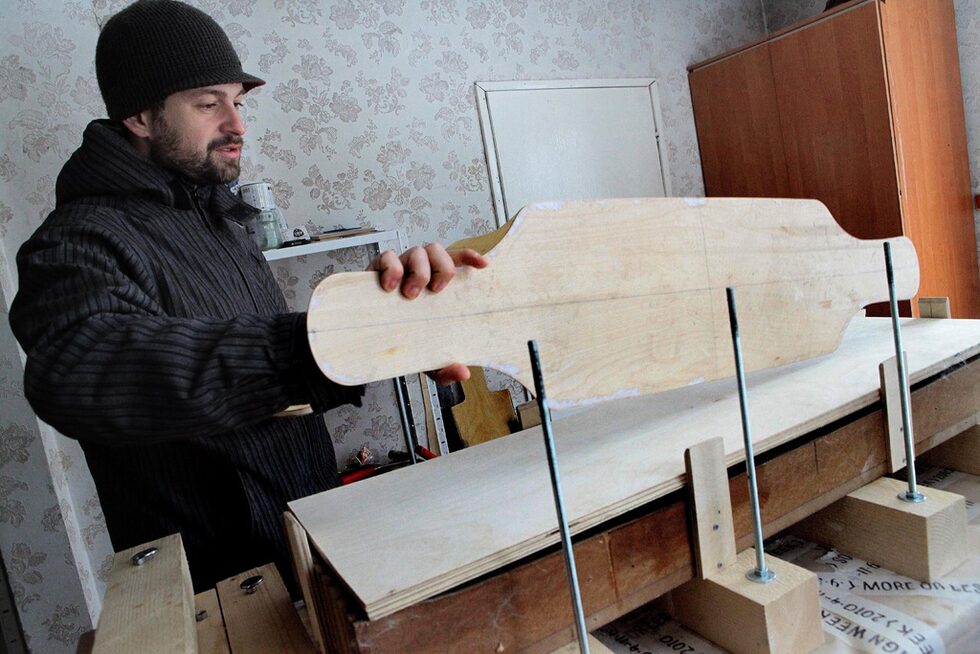 Зад марката <a href="https://www.facebook.com/temperboards?fref=ts" target="_blank">Temper Boards</a> стои като основна движеща сила Йордан Ноков - Дани, който обича да тича, да е на сноуборд или на байк не само в свободното си време. Последната му страст става лонгбордът. Така му хрумва и да пробва нещо различно от организирането на събития и концерти, с което продължава да се занимава и сега паралелно. Прави доста проучвания и експерименти преди началото и разбира, че това е постижимо.<br />
<br />
Дани има ясна концепция зад Temper Boards, а тя е, че спортът е нещо положително в личен и общ план, води до лично израстване и има положително въздействие върху цялото общество. Вярва, че с със създаването на българска марка лонгборди ще популяризира този спорт у нас. Но преди всичко го прави, защото обича и умее да се забавлява – и докато спортува, и докато работи.