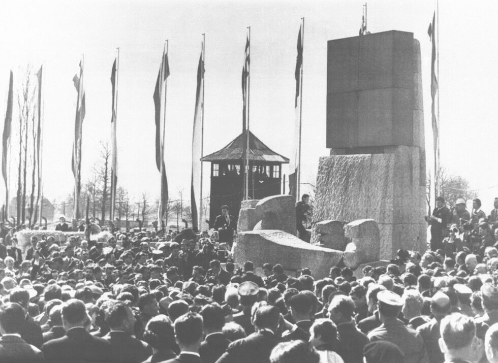 През януари 1942 нацистите взимат т.нар. Окончателно решение на еврейския въпрос. "Гардиън" отбелязва, че и преди това са били създадени лагери за унищожаване на евреите, но практиката се формализира при Ванзейската конференция. Концлагерът "Аушвиц 2" или "Аушвиц-Биркенау" е създаден същата година.<br /><br />На снимката: Церемония в памет на жертвите на Холокоста на 16 април 1967 г.