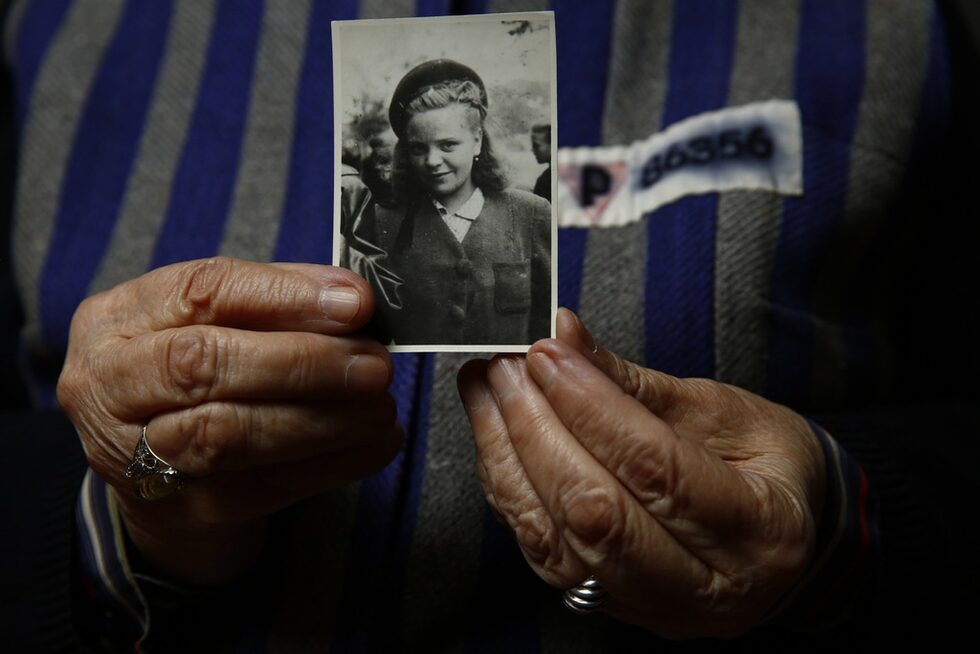 През август 1944 г. по време на Варшавското въстание, когато Ядвига е на 19 г. (на снимката) тя и майка й са изпратени в лагер в град Прушков и след това в концлагера "Аушвиц-Биркенау". 