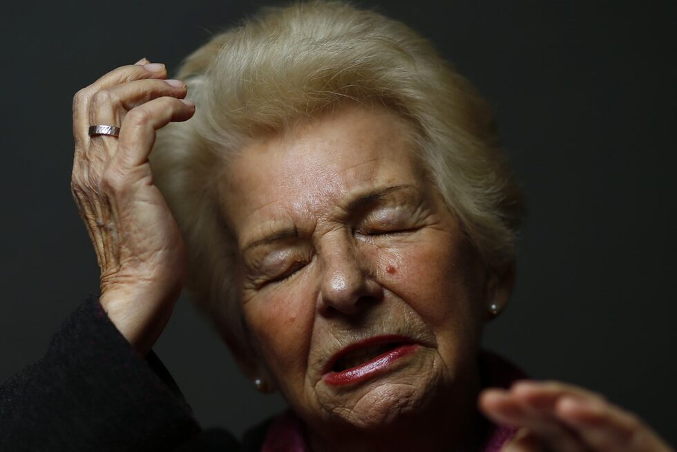 Халина Бжозовска, на 82 години, с номер в концлагера 86356. По време на Варшавското въстание е на 12 години. След като цялото семейство е изпратено в лагера в Прушков, тя и шестгодишната й сестра са преместени в "Аушвиц". Бжозовска казва, че е загубила детството си.