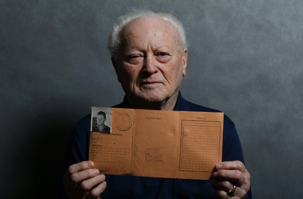Унгарецът Янош Форгач, на 87 години. Спомня си как заедно с други хора са били транспортирани до лагера във вагон за добитък, където на прозорците имало бодлива тел. Военен им наредил да предадат всичките си принадлежности с аргумента, че повече няма да им трябват.