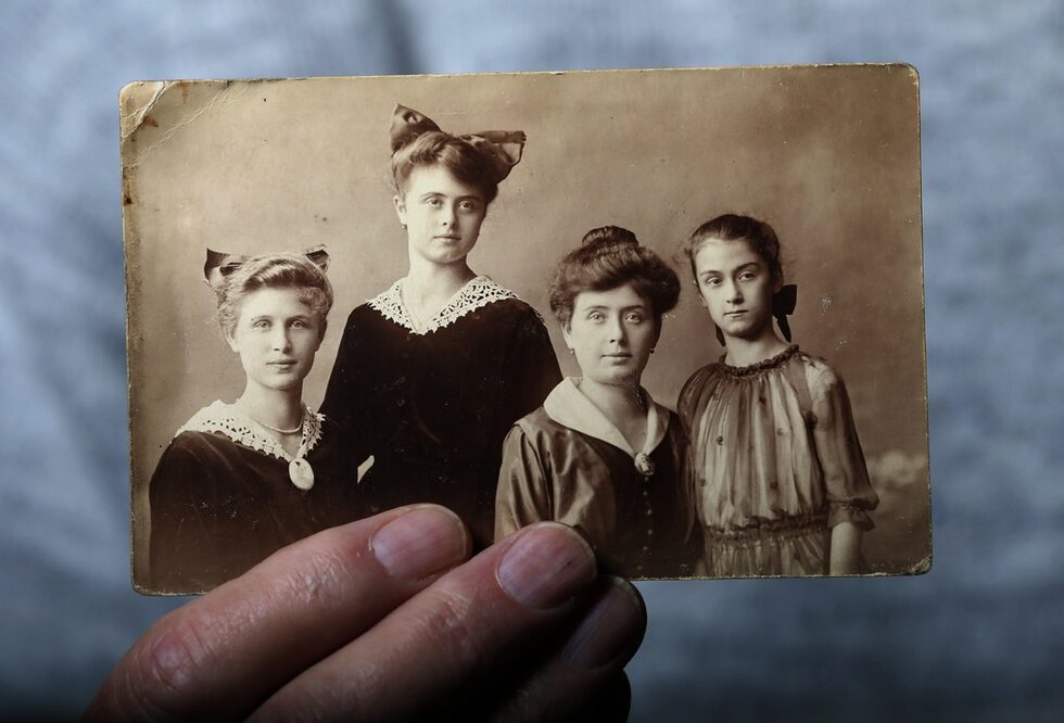 Ласло Бернат държи снимка на свои роднини, всички загинали в концлагери.