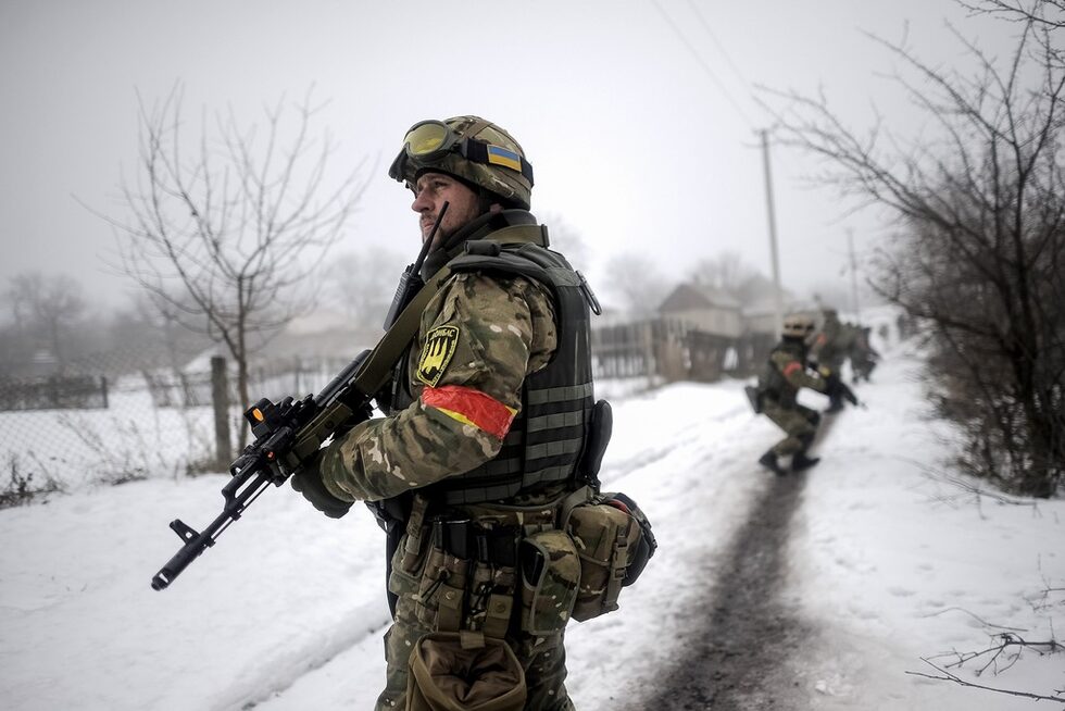 Украински патрул стои на пост в село Орехово в Луганск. 