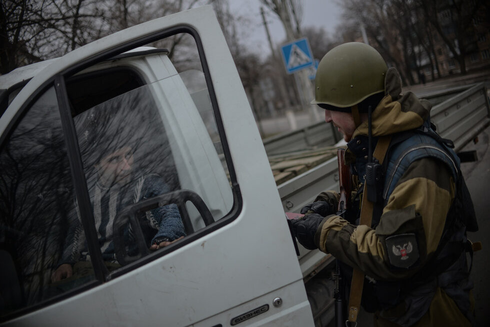 Щателните проверки са рядкост. Отношението към жителите на града и журналисти е предимно добро.