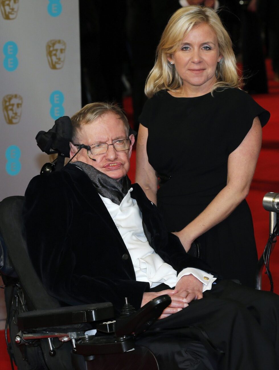 Проф. Стивън Хокинг пристига на церемонията на наградите BAFTA в Кралската опера в Лондон