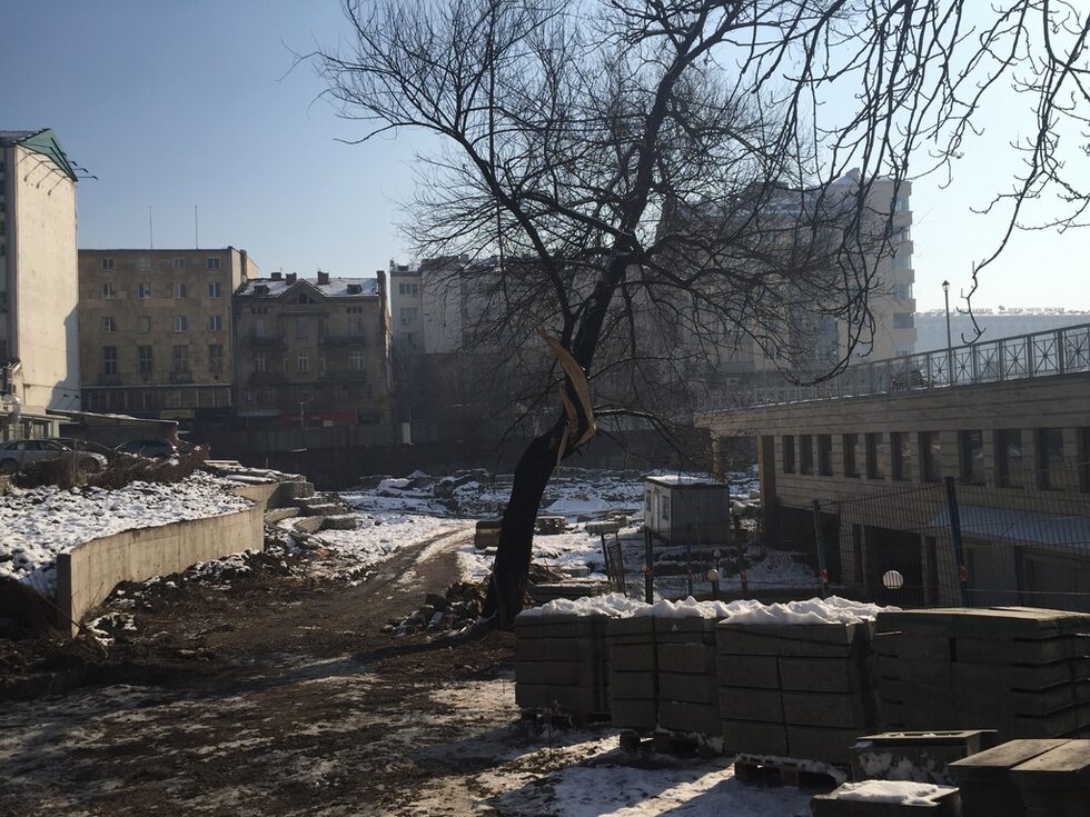 Забележете натрупаните на купчинка обли камъни... Те не са строителни материали...
