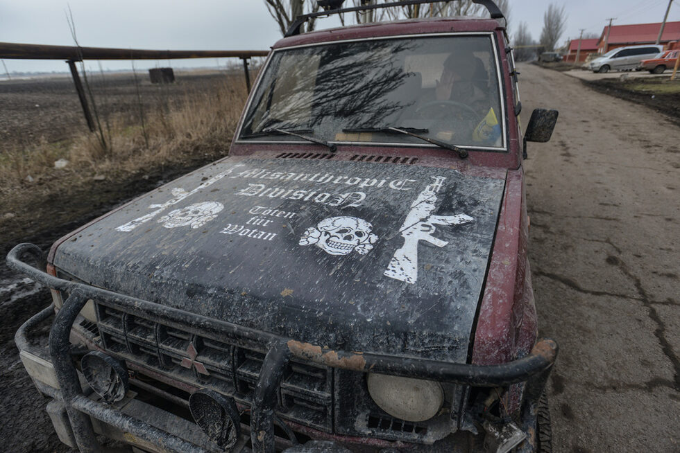 6597 "Misanthropic Divison" е международна крайнодясна организация. В Украйна тя се бие в редиците на АЗОВ. Тяхният символ - череп, силно напомня SS-Totenkopf в неговата версия използвана в Германия в периода 1934 - 1945.