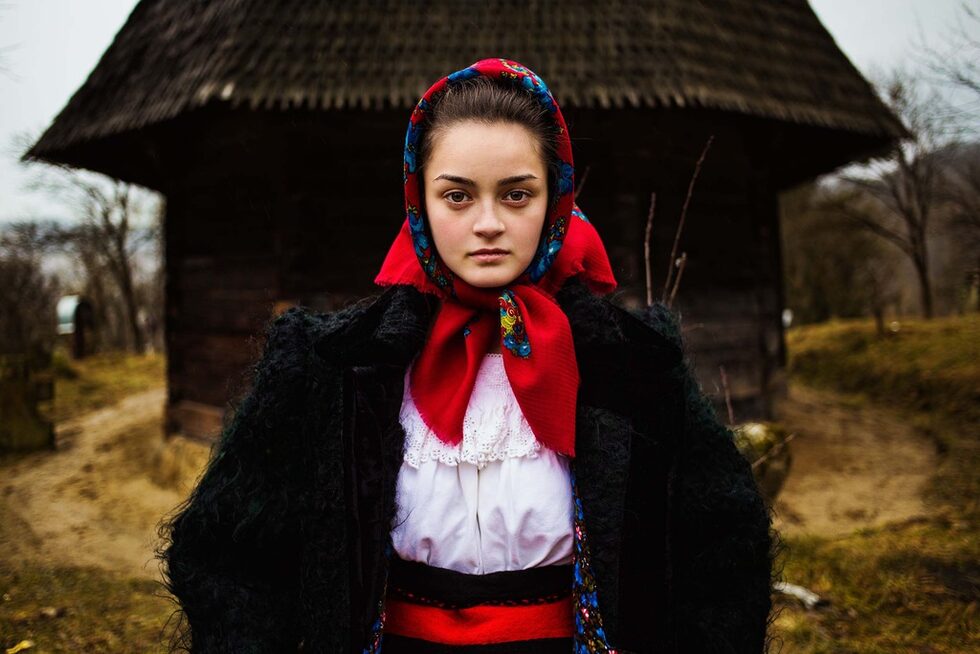 "По мое мнение, красотата означава да съхраняваш произхода и културата си. Да бъдеш естествена, искрена, автентична и уникална. Не е необходимо да бъдеш модерна или кльощава. "<br /><br />На снимката: Марамуреш, Румъния