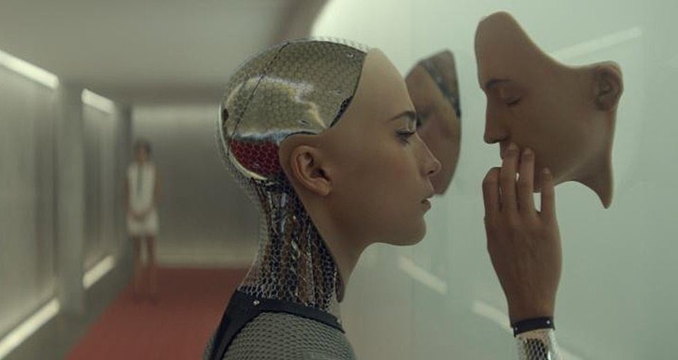От "Метрополис" на Фриц Ланг до Ex Machina на Алекс Гарланд киното винаги се е вълнувало от връзката между човека и машината - особено машината в женско тяло. Ето един кратък и далеч не изчерпателен списък на най-известните екранни машини, създадени да бъдат обожавани.
