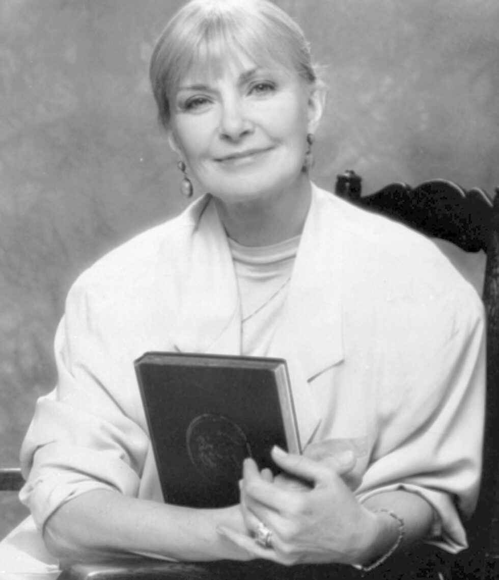 Актрисата е печелила:<br />
<br />
Оскар за най-добра женска роля: "Трите лица на Ева" (1957)<br />
<br />
Наградата Еми най-добра женска роля: "Виж как тя бяга" (1978); "Спомняш ли си любовта" (1985)<br />
<br />
Наградата Златен глобус за  най-добра женска роля: "Трите лица на Ева" (1958); Рейчъл, Рейчъл (1969); Уроци по дишане (1995)<br />
<br />
Награда БАФТА най-добра женска роля: Летни желания, зимни мечти (1973)<br />
<br />
Снимка от 1989 г.