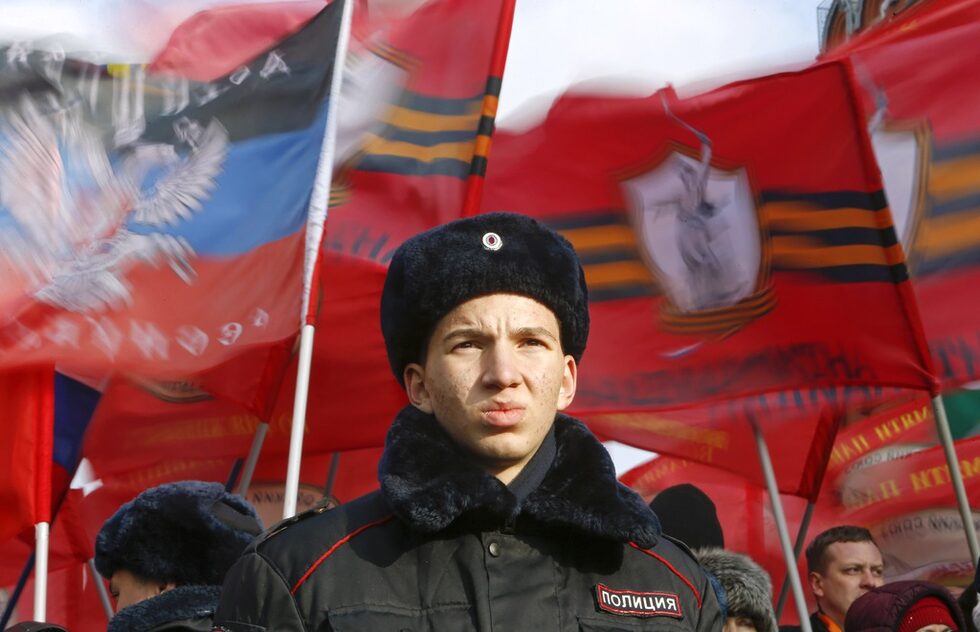 Над множеството днес се издигнаха лозунги като "Янки, махайте се и си вземете Майдана", "Днес Майдан, утре - разруха", "Майданът е болест - ще лекуваме" и "Путинизъм завинаги"