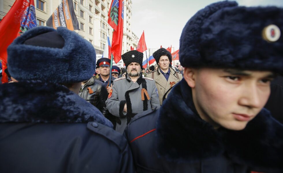 Вяха се хоругви, руски, съветски, чеченски и зелени (символ на исляма) знамена, както и черно-оранжевите двуцветни ленти (т.нар. Георгиевска лента) и плакати, на един от които е написано "Ние не сме майДауни", вероятно сравняващ участниците в киевските протести с хора със Синдром на Даун.