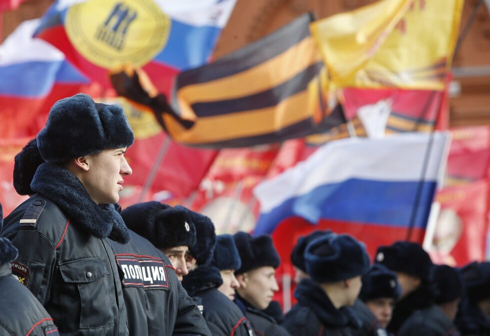 Шествието скандира "Русия", "Не на Майдана, не на войната", "Ние сме Донбас" и "Битката за Донбас - руснаци за руснаци".