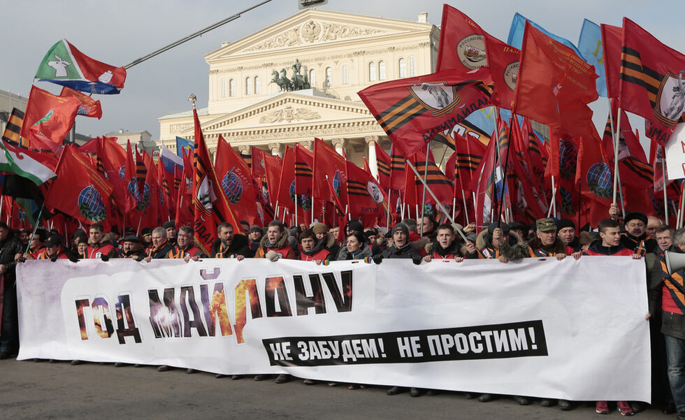 Държавни медии призоваваха зрителите си да се включат всички, които "не са равнодушни и са за силна и неделима Русия", както пише и по множеството билбордове, рекламни пана и транспаранти за шествието, изпълващи Москва през последните дни.
