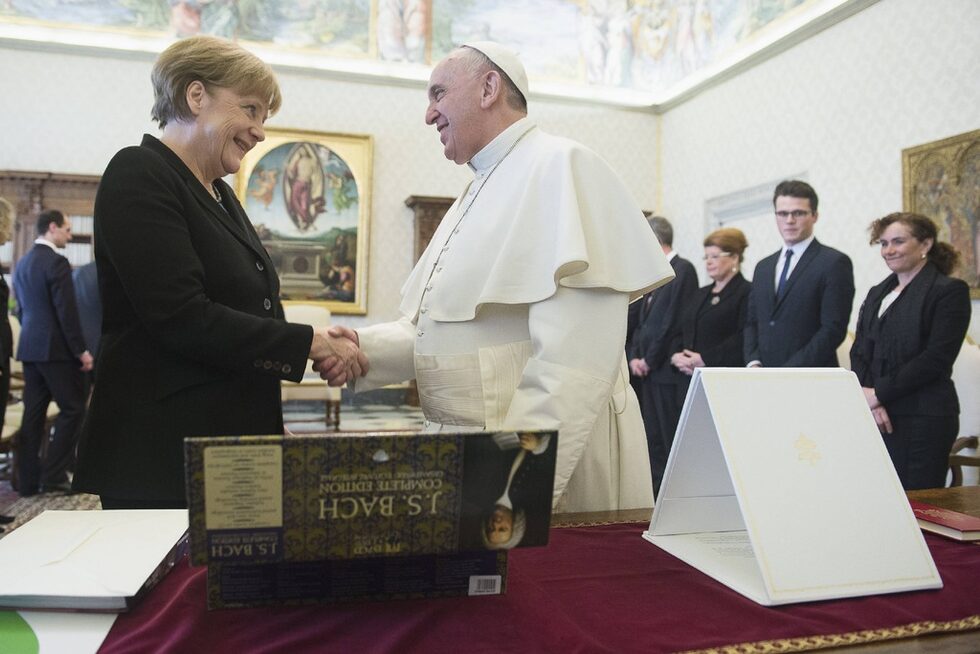 <a href="http://www.dnevnik.bg/evropa/novini_ot_es/2015/02/21/2476959_merkel_pristiga_na_oficialno_poseshtenie_pri_papa/" target="_blank">Германският канцлер Ангела Меркел пристига се срещна папа Франциск във Ватикана.</a>