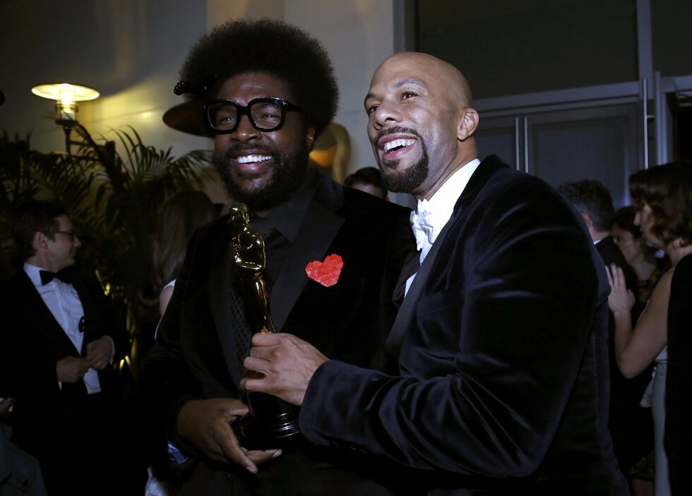 Common получи "Оскар" за най-добра песен за филма "Селма". Песента е Glory и по нея Common работи заедно с Джон Леджънд. <br><br>
На снимката: Common със своя "Оскар" позира за снимка с колегата си Questlove на губернаторския бал.