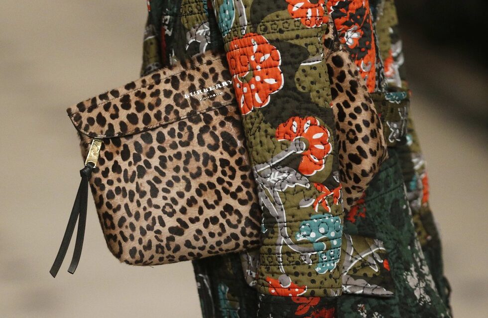 Визията за аксесоари на Burberry Prorsum включва комбинация между леопардова чанта тип портмоне и цветно палто в пастелната гама.