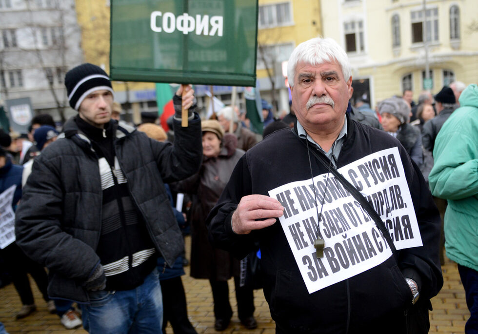 На протеста присъстват привърженици на "Атака" от Пазарджик, жк "Надежда" в София, Плевен, Перник, Хасково, Дупница, Монтана, Ловеч, Червен бряг, Община Родопи, Белене, предаде "Фокус".