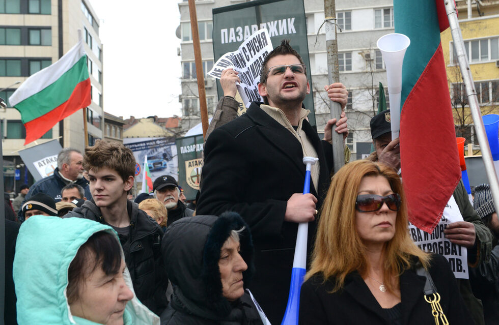 Събралите се пред парламента следят на живо дебатите от пленарната зала. Те скандират "Оставка", "Гербери позор, оставка и затвор".
