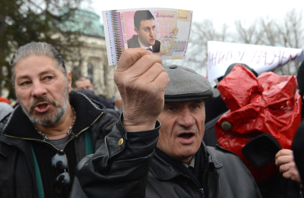 Фотогалерия: Протести на БСП и "Атака" пред парламента срещу дълга