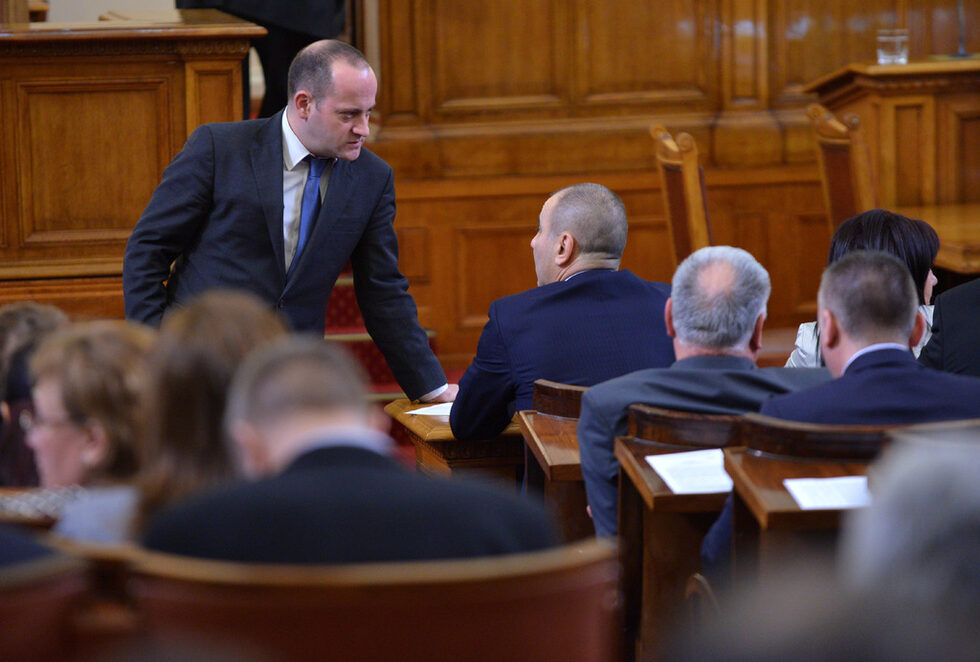 Преди дебатите, прекъснати преди седмица за набиране на информация, консултации и размисъл", се знаеше, че  сигурна подкрепа за законопроекта ще дадат управляващите от ГЕРБ и Реформаторския блок, които имат общо 106 депутати. Очакваше се и подкрепа от Българския демократичен център, докато ДПС се бяха обявили против.