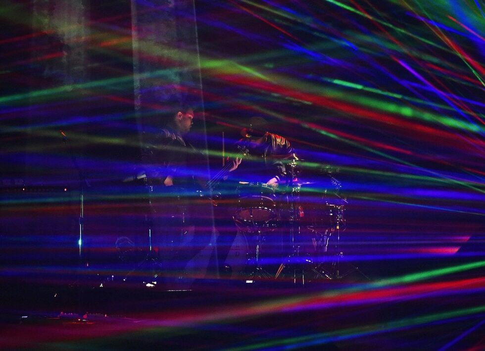 Майк Кер и Бен Тачър от дуото Royal Blood изпълниха песента си Figure It Out.