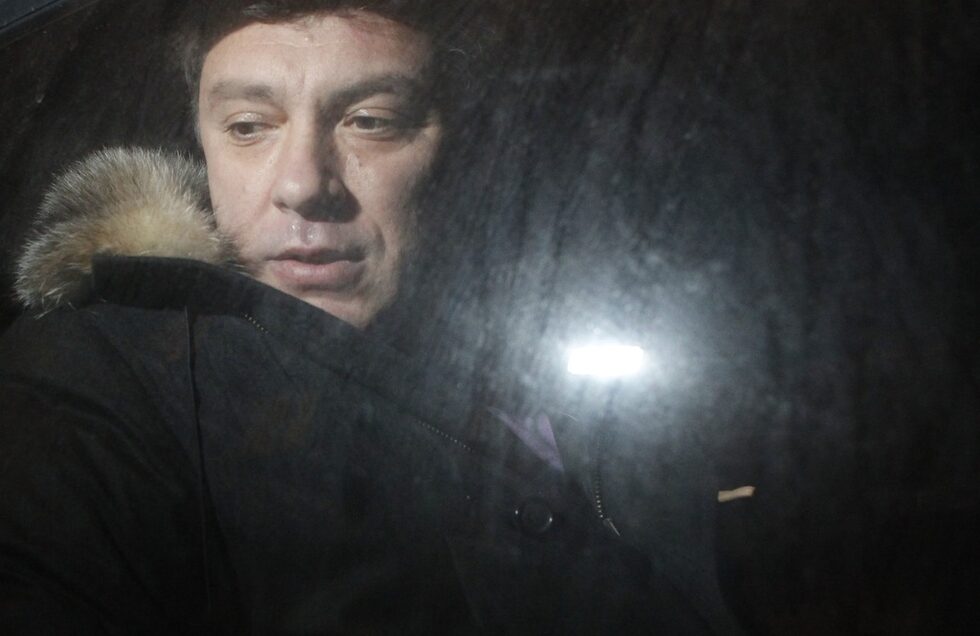 Руският опозиционен лидер <a href="http://www.dnevnik.bg/sviat/2015/02/27/2482071_v_moskva_e_ubit_ruskiiat_opozicionen_lider_boris/" target="_blank">Борис Немцов бе застрелян под стените на Кремъл</a> в нощта на 27 срещу 28 февруари.<br />
<br />
За убийството му в крайна сметка бяха обвинени чеченци, а за поръчител бе обявен шофьорът на командир на полк от вътрешните войски в Чечения. Но почти няма анализатори, които да не смятат, че за ликвидирането на толкова популярен политик и то в центъра на Москва, е знаел президентът Владимир Путин.