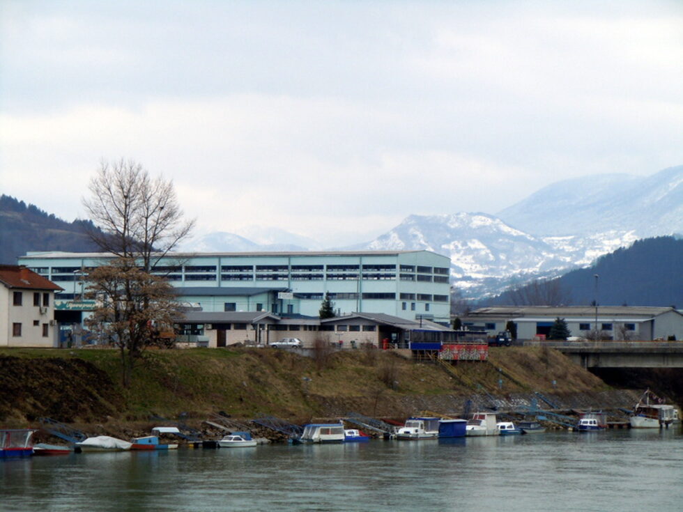 Компанията, основана за строежа на града, в която Кустурица е мажоритарен собственик, предлага и разходка с лодка по Дрина по няколко маршрута.