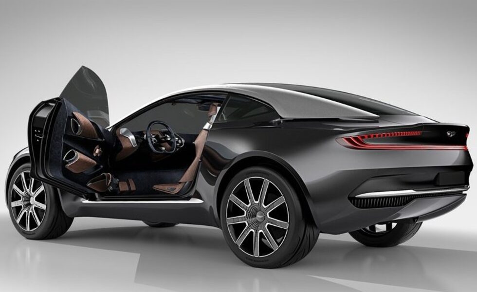 Купето на колата е боядисано в създаден за колата цвят, кръстен Black Pearl Chromium.