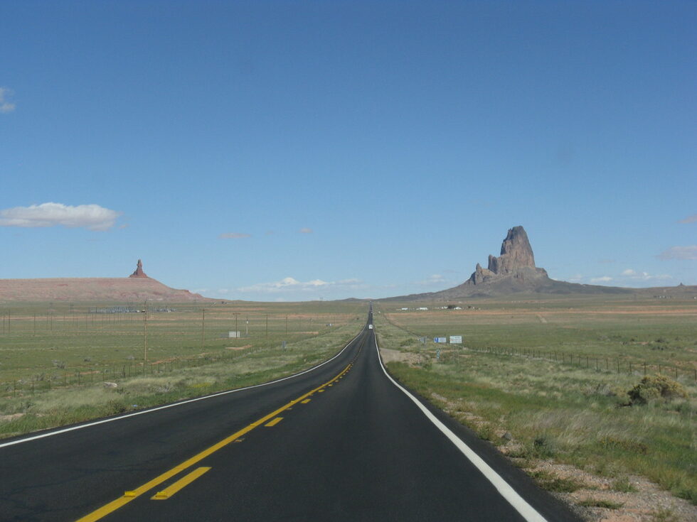 Пътят към Monument Valley,  Долината на паметниците.  Господарите на тия земи, индианците навахо, я наричат  Долина на скалите. Част е от Колорадското плато на границата на Аризона и Юта. Най-високите скали достигат 300 метра височина.