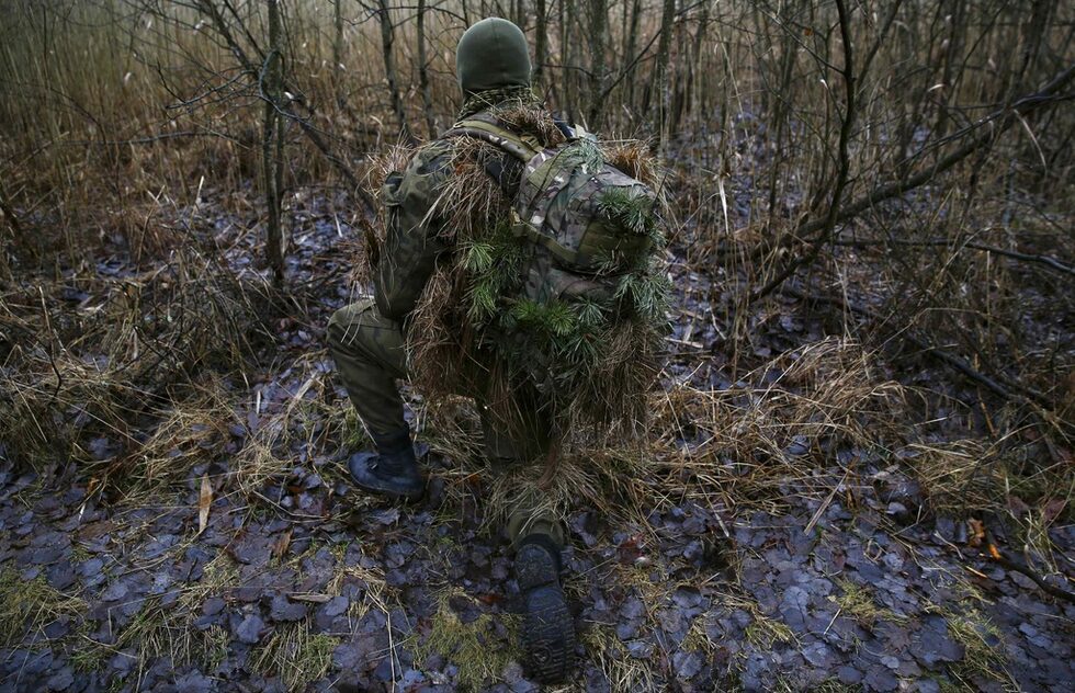 Полша е член на НАТО, но алиансът отхвърли молбата ѝ да установи значително постоянно военно присъствие на нейна територия. Това разклати доверието на много поляци в решителността на НАТО да действа, коментират официални лица от Варшава.